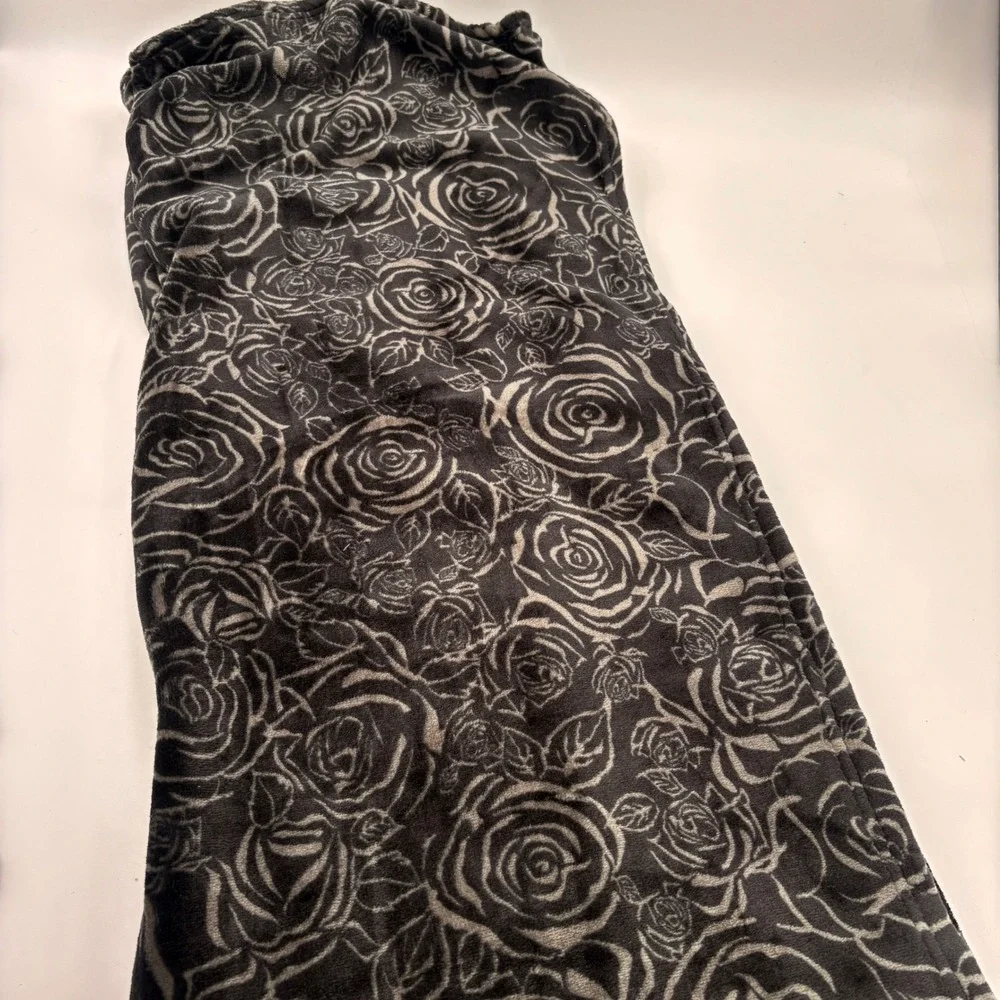 Betsey Johnson Ultra Soft Plush Throw Blanket Black Grey Rose Floral 50x70 NWT